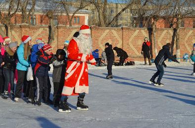 Хоккей и Дед Мороз на коньках