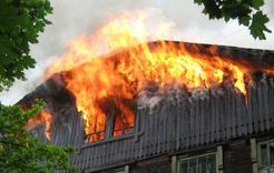 В Дубровке сгорел дом, есть пострадавший