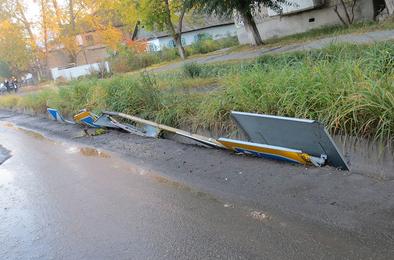 В Коркино вандалы сломали дорожные знаки