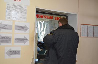 Житель Коркино среди бела дня ограбил магазин