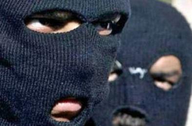 В Коркино двое в масках напали на магазин