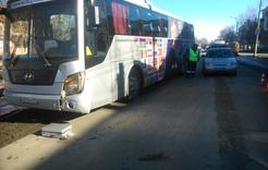 В Коркино автобус сбил девушку