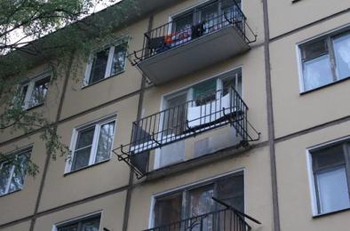 В Коркино с балкона третьего этажа упал ребёнок