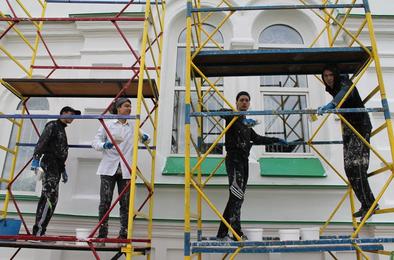 В Коркино студенты ремонтируют храм