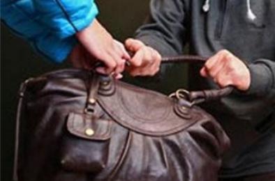 В Коркино грабитель отнял сумку у пенсионерки