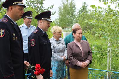 Коркинские полицейские чтят память погибших сотрудников