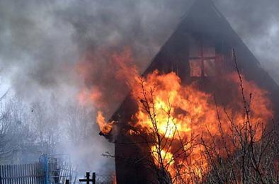 Пожарные Коркино тушили сразу два дома