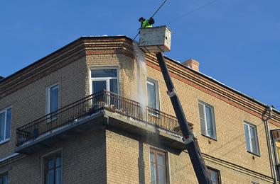 Управляющие организации Коркино чистят крыши