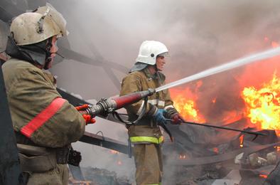 В Первомайском сгорел дом, огнём поврежден соседний