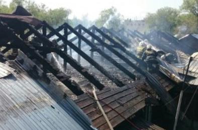 В Коркинском районе горели управляющая компания и частный дом