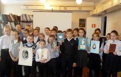 Школьники Коркино читают у портрета Есенина
