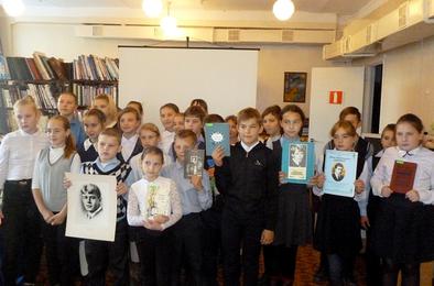 Школьники Коркино читают у портрета Есенина