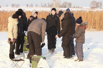 Коркинских ребят свозили на зимнюю рыбалку