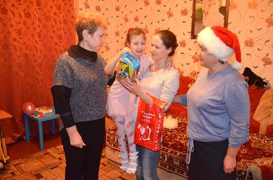 В Коркино вручают новогодние подарки детям