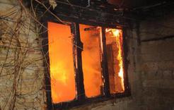В Коркино сегодня ночью загорелся дом