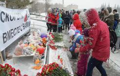 Сотни коркинцев пришли почтить память погибших в Кемерово