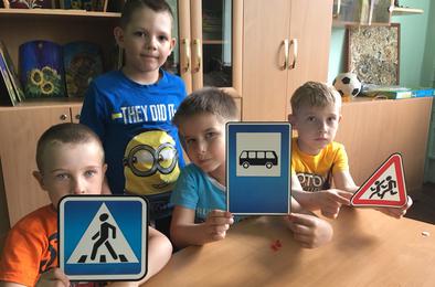 В летнем лагере коркинские дети изучают правила дорожного движения