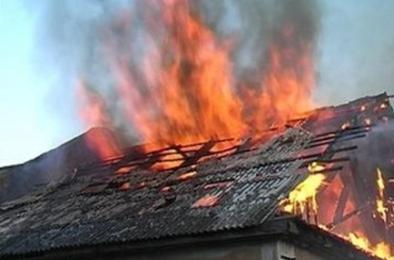 В Коркино ночью загорелся двухэтажный дом