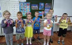 Коркинские дошкольники отмечают День флага