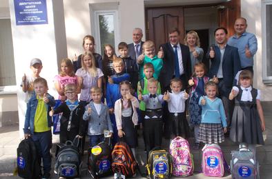 Коркинские единороссы помогают собирать детей в школу
