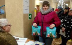 В Коркинском районе началась выдача новогодних подарков