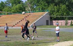 Среди школьных лагерей прошли соревнования  по пионерболу 
