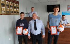 Полицейские Коркино наградили подростков, задержавших злоумышленника