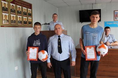 Полицейские Коркино наградили подростков, задержавших злоумышленника