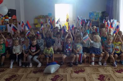 Дошколята отпраздновали День флага России