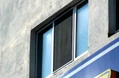 В Коркино из окна многоэтажки выпал двухлетний ребенок